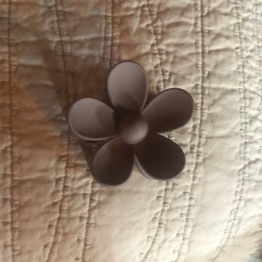Flower claw clip